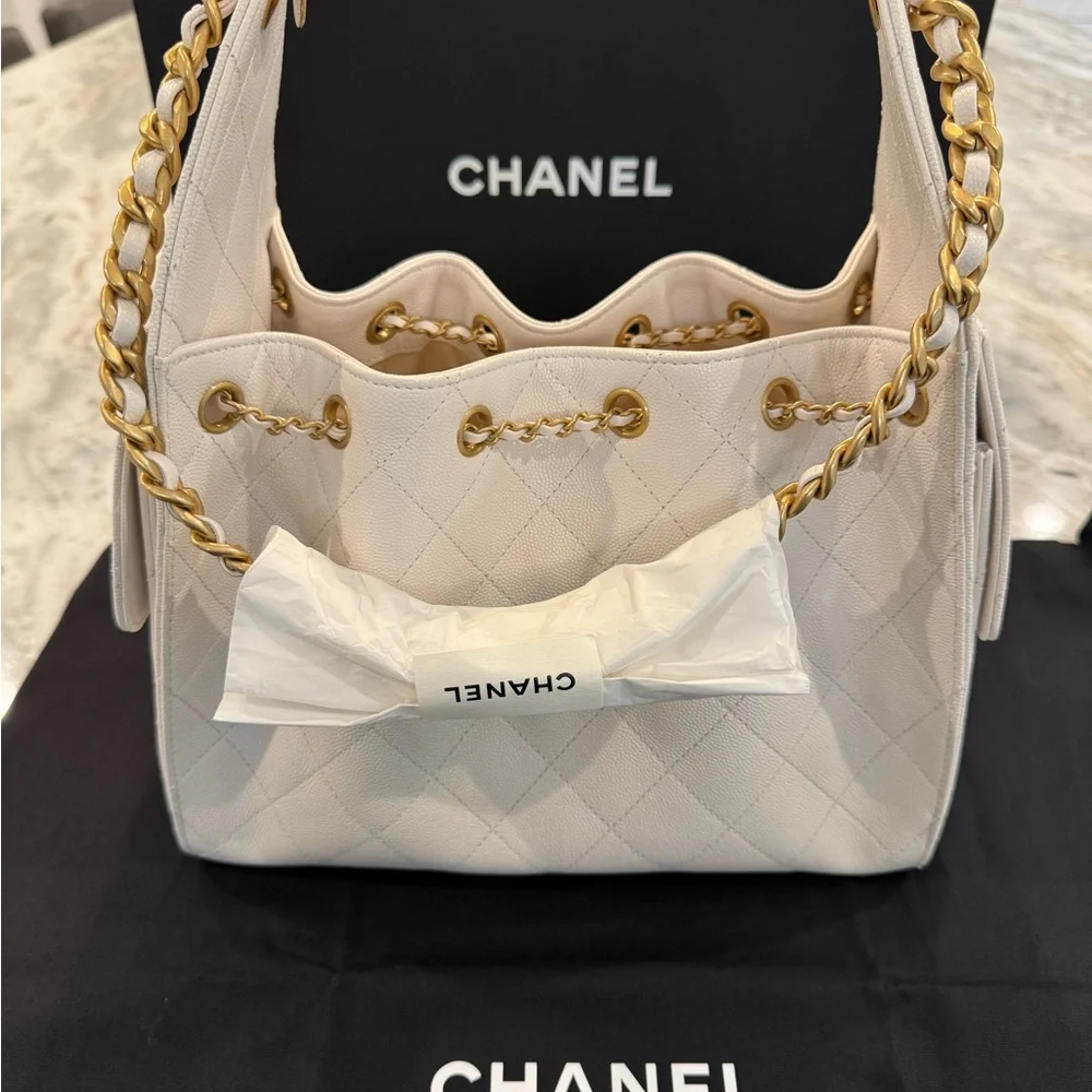 CHANEL 25 Small Handbag in Grained Calfskin & Gold-Tone Metal White - Picture 3 of 9
